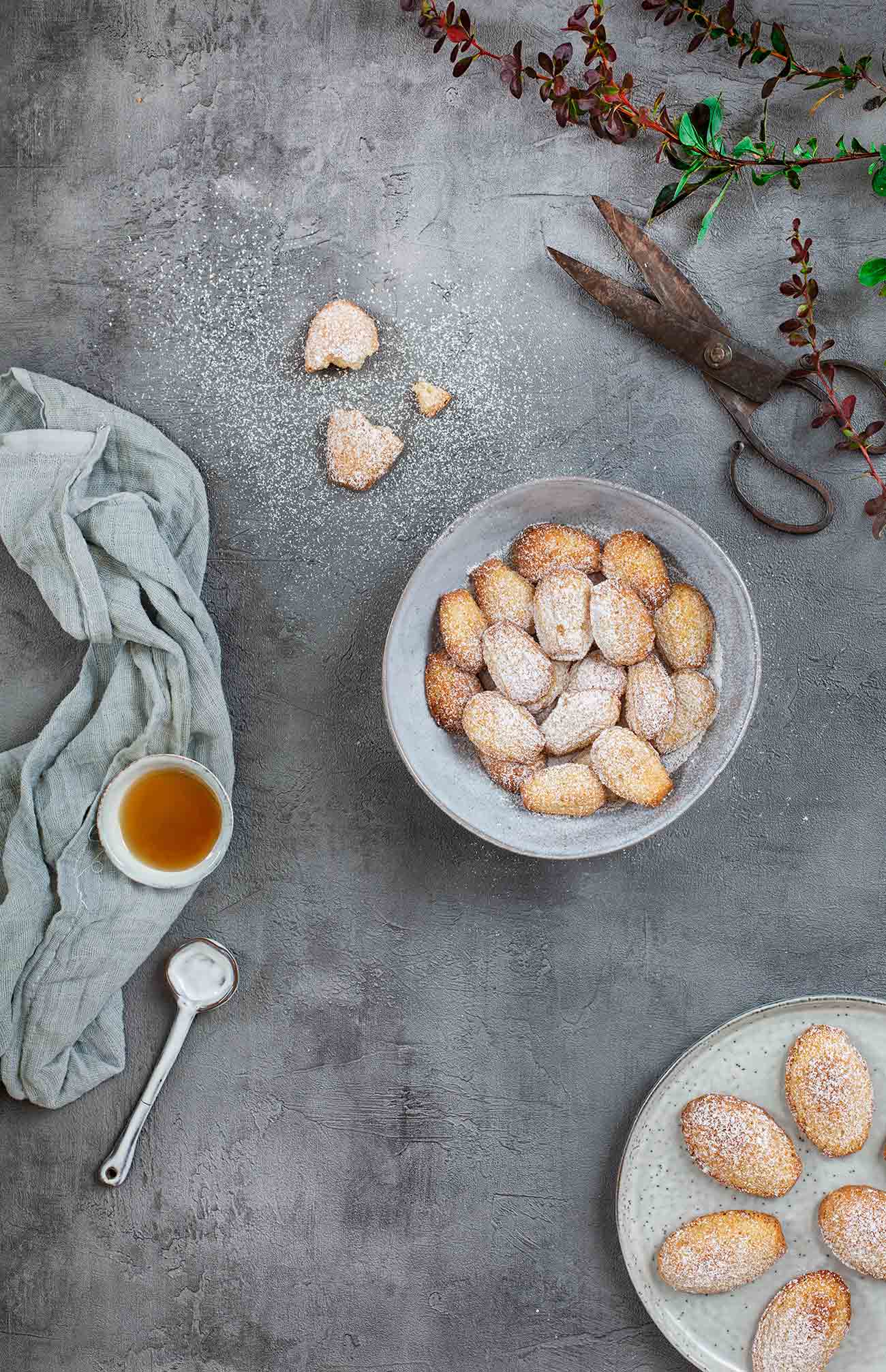 Honig - Madeleines Die hab ich schon so lange nicht mehr gemacht. Eigentlich schon viel zu lange nicht mehr. Und dabei sind sie schnell gemacht und in ihrer Einfachheit einfach unwiderstehlich lecker. Ich bin wieder verliebt in die Madeleines. 