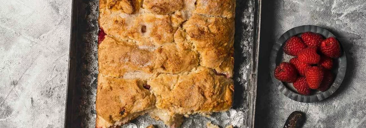 Darf ich vorstellen? Das ist ein Pull-apart Kuchen. An dem darf nach Lust und Laune gezupft und gezogen werden. Aufgegessen werden darf er auch. Wer ahnt bei diesem simplen Foto, dass sich dahinter ein fluffiger Kuchen mit Füllung verbirgt, oder?