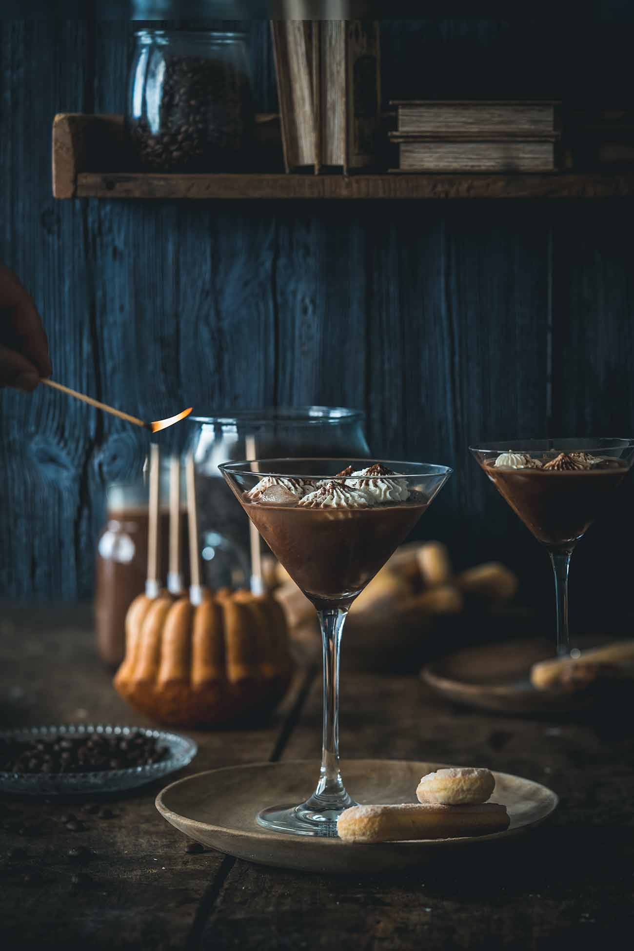 Wusstest ihr, dass heute der internationale Tag des Kaffees ist? Nein? Egal! Lasst uns einfach anstoßen: auf den Tag des Kaffees, auf das Leben, die Gesundheit, den Frieden und die Liebe. Mit einem Tiramisu-Cocktail. Klar, das ich den Cocktail mit den leckeren Bohnen der Jacobs Barista Editions Crema Intense meines Partners Jacobs kreiert habe, schließlich feiere ich den Kaffee (nicht nur) heute.   Ich hab uns einen Tiramisu-Cocktail kreiert, denn ich wollte einen Cocktail, der nicht nur am Abend schmeckt, sondern auch zu einem Stück Kuchen perfekt passt. Nicht zu stark, etwas süß und so lecker wie das wohl beliebteste Dessert der Welt – das Tiramisu.  Das Wort Tiramisu übrigens (Klugscheißermodus an) kommt aus dem italienischen „Tirami su“ , was so viel bedeutet „zieh mich hoch – mach mich munter“ . (Klugscheißermodus aus). Und ich bin mir sicher, dass euch dieser Cocktail ganz schön munter machen wird. 