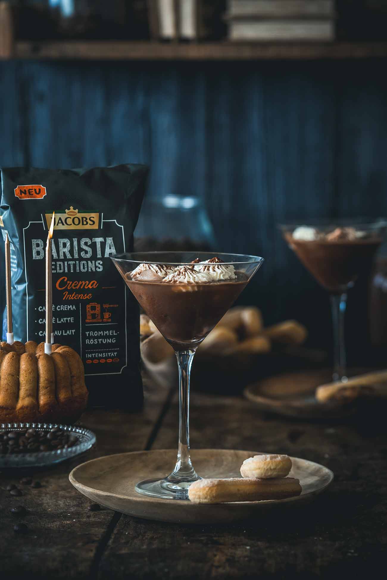 Wusstest ihr, dass heute der internationale Tag des Kaffees ist? Nein? Egal! Lasst uns einfach anstoßen: auf den Tag des Kaffees, auf das Leben, die Gesundheit, den Frieden und die Liebe. Mit einem Tiramisu-Cocktail. Klar, das ich den Cocktail mit den leckeren Bohnen der Jacobs Barista Editions Crema Intense meines Partners Jacobs kreiert habe, schließlich feiere ich den Kaffee (nicht nur) heute.   Ich hab uns einen Tiramisu-Cocktail kreiert, denn ich wollte einen Cocktail, der nicht nur am Abend schmeckt, sondern auch zu einem Stück Kuchen perfekt passt. Nicht zu stark, etwas süß und so lecker wie das wohl beliebteste Dessert der Welt – das Tiramisu.  Das Wort Tiramisu übrigens (Klugscheißermodus an) kommt aus dem italienischen „Tirami su“ , was so viel bedeutet „zieh mich hoch – mach mich munter“ . (Klugscheißermodus aus). Und ich bin mir sicher, dass euch dieser Cocktail ganz schön munter machen wird. 