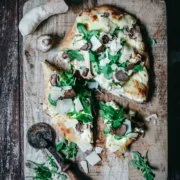 Habt ihr schon einmal Pizza mit Sauerteig gegessen? Nein? Dann wird es Zeit, denn durch den Sauerteig wird die Pizza extra knusprig und locker leicht. Ich bin jetzt schon großer Fan des Frischen Pizzateiges mit Sauerteig in Kugelform von Tante Fanny. Den Teig kann ich nämlich so formen, wie ich will und das passt hervorragend zu meinem Motto, bestimmte Produkte einfach fertig zu kaufen, anstatt selber zu machen, wenn es jemand eben besser kann. Und wollt ihr noch wissen, was mein allerliebster Pizza-Belag ist? Nur mal so am Rande: Ich mag meine Pizza lieber oval als rund. Und ich mag einen fluffigen Teig, der beim Backen auch aufgeht, so wie der Frische Pizzateig mit Sauerteig von Tante Fanny