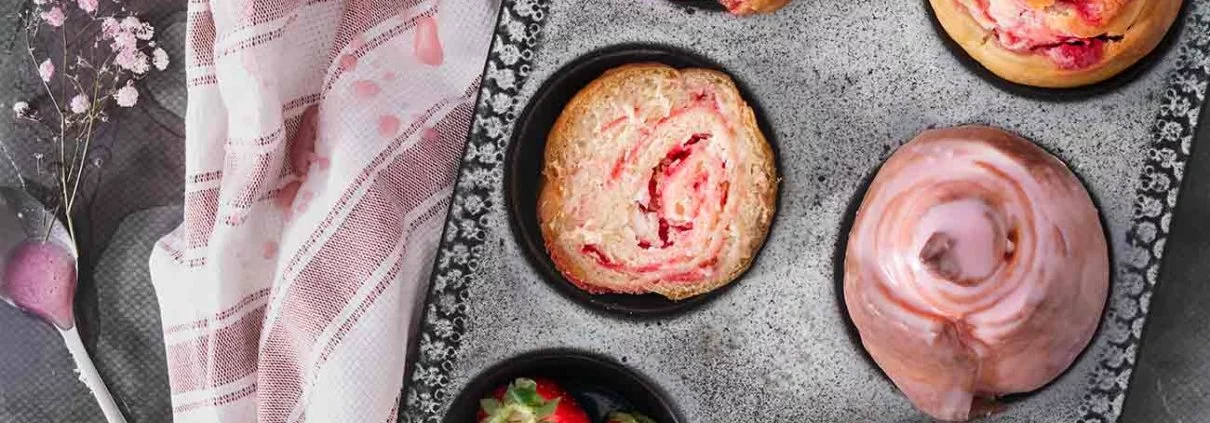 Wie klingen lauwarme Schnecken-Muffins mit einer Glasur aus Baileys Strawberries & Cream? Lecker, oder? Und die sind so einfach gemacht, dass wirklich jeder, wirklich jeder, mit nur wenigen Zutaten, diese noch für Muttertag zubereiten kann. Und der Geschmack? Alleine die Glasur…der Geschmack von reifen Erdbeeren und Vanille auf lauwarmen Hefeschnecken. Knaller. Aber schaut selbst.