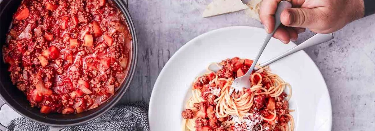 Wenn wir es genau nehmen, dann heißt die beliebte Bolognese eigentlich Ragú alla bolognese, aber so genau nehmen wir es dann doch nicht. Nur bei den Zutaten und bei der Kochzeit nehme ich es bei der Bolognese ganz genau. Klar, kann ich auch die „ruck zuck“ Variante, aber wenn die Soße langsam vor sich hinköcheln darf, mag ich sie besonders gern. Und meine Geheimzutat kommt in beiden Varianten rein: Kaffee! Ok, Kaffee ist für viele von Euch sicherlich keine Geheimzutat mehr, denn es hat sich ziemlich schnell rumgesprochen, dass etwas Kaffee (in meinem Fall ein guter Schuss Jacobs Espresso aus der Expertenröstung) mehr geschmackliche Tiefe bringt, ohne den Kaffee zu sehr in den Vordergrund treten zu lassen, aber für einige sicherlich noch ein guter Tipp. Probiert es mal aus.