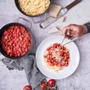 Wenn wir es genau nehmen, dann heißt die beliebte Bolognese eigentlich Ragú alla bolognese, aber so genau nehmen wir es dann doch nicht. Nur bei den Zutaten und bei der Kochzeit nehme ich es bei der Bolognese ganz genau. Klar, kann ich auch die „ruck zuck“ Variante, aber wenn die Soße langsam vor sich hinköcheln darf, mag ich sie besonders gern. Und meine Geheimzutat kommt in beiden Varianten rein: Kaffee! Ok, Kaffee ist für viele von Euch sicherlich keine Geheimzutat mehr, denn es hat sich ziemlich schnell rumgesprochen, dass etwas Kaffee (in meinem Fall ein guter Schuss Jacobs Espresso aus der Expertenröstung) mehr geschmackliche Tiefe bringt, ohne den Kaffee zu sehr in den Vordergrund treten zu lassen, aber für einige sicherlich noch ein guter Tipp. Probiert es mal aus.