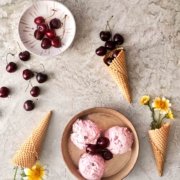 Ihr mögt das Cherry Garcia Eis von Ben & Jerry? Dann werdet ihr mein Rezept erst richtig lieben, denn es kommt ohne billige Zutaten, wie Butterreinfett, Wasser und Geliermittel aus. Also, kurze Hose an, meckern das es zu warm ist und ein großes Eis. Mein Tag.