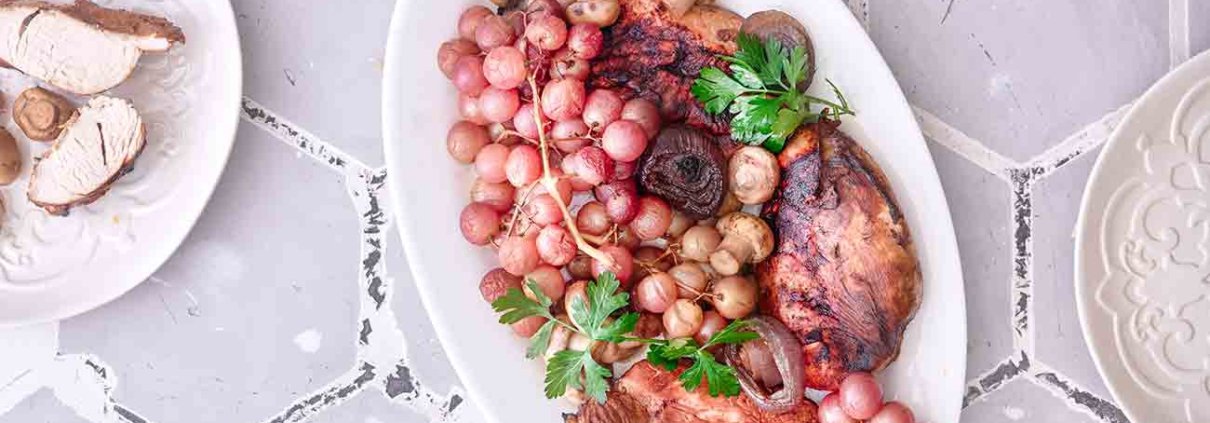 Saftige Knoblauch-Kräuter-Putenbrust mit roten Trauben aus dem Ofen ...