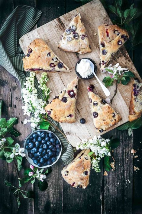 Blaubeer-Käsekuchen Scones mit weißer Schokolade - Patrick Rosenthal