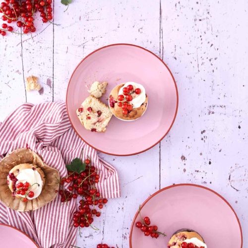 Weiße Schokoladen-Schmand-Muffin mit roten Johannisbeeren - Patrick ...