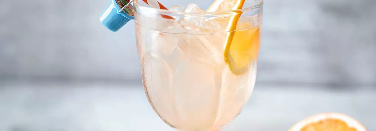 Ich gehe mit Chivers mal kurz an den Strand. Ich bringe Gin, Tonic Water, Orangen und Eiswürfel mit. Chivers hat die Fruity Orange Marmalade mit im Gepäck, die einfach perfekt für einen spritzigen Cocktail ist. Sie ist nämlich besonders fruchtig, hat die perfekte Süße und durch die grob geschnittene Orangenschale eine ganz leichte bittere Note, die den Cocktail perfekt abrundet.