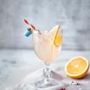 Ich gehe mit Chivers mal kurz an den Strand. Ich bringe Gin, Tonic Water, Orangen und Eiswürfel mit. Chivers hat die Fruity Orange Marmalade mit im Gepäck, die einfach perfekt für einen spritzigen Cocktail ist. Sie ist nämlich besonders fruchtig, hat die perfekte Süße und durch die grob geschnittene Orangenschale eine ganz leichte bittere Note, die den Cocktail perfekt abrundet.