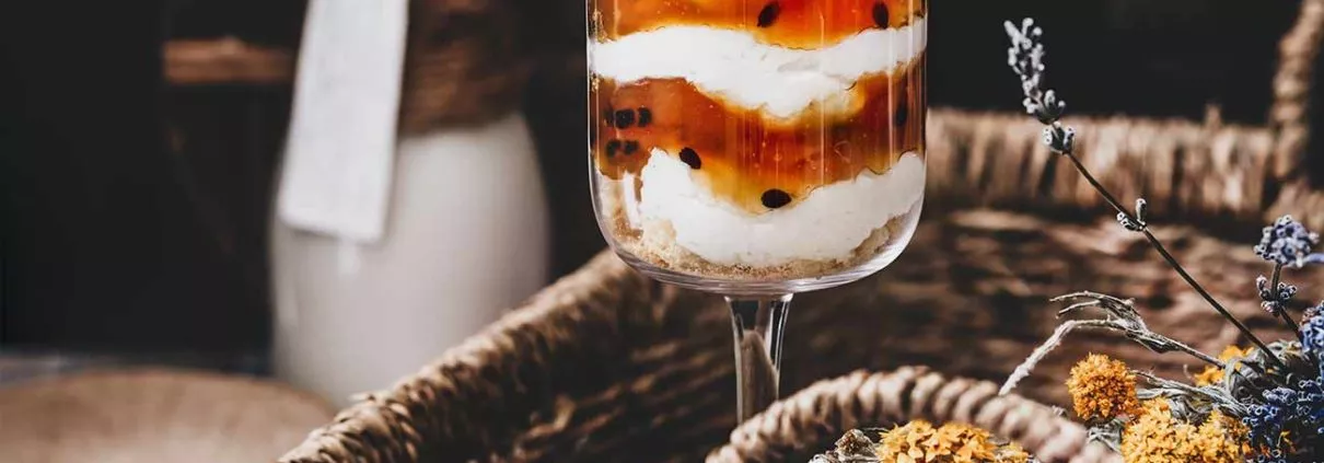 Ein Dessert zum Wochenende? Kokosnuss, Mascarpone-Creme und die erfrischende Säure der Maracujas. Hört sich nicht so schlecht an, oder? Und mit dem betörenden Duft der Maracuja weckt dieses Dessert fast alle Sinne.