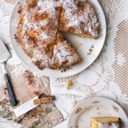 Omas Mandel-Apfelkuchen mit Vanillekruste Grandma's almond apple pie with vanilla crust Innen schön fluffig, mit fruchtigen Äpfeln und eine knackige Vanille-Mandelkruste. So muss der Apfelkuchen von der Oma sein. Mit viel „guter Butter“ und frischen Eiern von freilaufenden Hühnern. 1 Springform 24 cm 430 g Mehl 1 Pck. Backpulver 100 g gehackte Mandeln 6 Eier 300 g Zucker 8 EL Milch 2 Äpfel, geschält, entkernt und in Scheiben geschnitten 200 g Butter 2 EL Vanilleextrakt Puderzucker, zum Bestäuben Backofen auf 180 Grad Ober-Unterhitze vorheizen und die Springform einfetten. Mehl, Backpulver und 50 g Mandeln vermengen. 4 Eier mit 100 g Zucker schaumig schlagen, Mehlmischung und Milch unterrühren. Teig in die Form füllen, glatt streichen und die Apfelscheiben darauf verteilen und leicht in den Teig drücken. Im Ofen 20 Minuten backen. Butter schmelzen und mit dem restlichen Zucker, Vanille und Eier verrühren. Masse über den Kuchen gießen, restliche Mandeln darüber streuen und nochmals 20 Minuten backen. Abkühlen lassen und mit Puderzucker bestäuben.