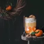 Clementinen-Pudding Clementine Pudding Wenn ich die ersten Clementinen rieche, die einen leichte mediterranen und süß-säuerlichen Duft verströmen, hat für mich im Kopf die Adventszeit begonnen. Ist so. Und ehrlich jetzt, so langsam kann man anfangen sich über das Weihnachts-Dessert Gedanken zu machen. Und hübsch ist es auch noch. 4 Portionen 2 EL Speisestärke 450 ml Mandeldrink 100 ml Clementinensaft 6 Eigelb 200 g Zucker 4 Clementinen 100 g Haferkekse 200 g Sahne 1 EL Puderzucker Abgeriebene Schale 1 Clementine Speisestärke mit 50 ml Mandeldrink und den Eigelben verrühren. Restlicher Mandeldrink mit Clementinensaft und Zucker in einen Topf geben und verrühren. Unter Rühren langsam erhitzen, die Eigelbmasse mit einem Schneebesen unterrühren, dann langsam unter Rühren 4-5 Minuten bei mittlerer Hitze andicken lassen. Vom Herd nehmen und Clementinenschale unterrühren. Haferkekse zerbröseln und auf 4 Gläser aufteilen. Clementinen schälen und in Scheiben schneiden. Clementinenscheiben an die Wände der Gläser drücken. Gläser mit der Puddingcreme füllen und auskühlen lassen. Vor dem Servieren die Sahne mit dem Puderzucker steif schlagen. Sahne auf die Gläser verteilen. TIPP: ein paar Tropfen gelbe Lebensmittelfarbe unter den Pudding rühren. .