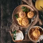 So einfach – einfach unwiderstehlich. Cremige Polenta mit dem Geschmack von Kokosnuss und Vanille. Und wenn dann noch sanft die Vanillesoße über die Klöße fließt….