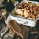 Hier ist das Rezept für eine wirklich himmlische Dessertkreation. Tiramisu trifft auf Cheesecake, um ein meisterhaftes Dessert zu schaffen. Ein Hauch von Luxus mit weißer Schokolade, Mascarpone und einem herrlichen Kaffeesirup.