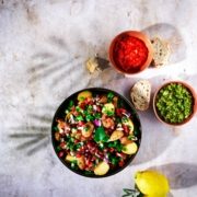 Ensalada de Papas Arrugadas – der Runzelkartoffelsalat Eintauchen in die Welt von Gran Canaria bedeutet nicht nur atemberaubende Strände, spektakuläre Dünen und sonniges Wetter zu erleben, sondern auch die sinnliche Verlockung der Inselküche. Eine dieser verlockenden Köstlichkeiten ist der Ensalada de Papas Arrugadas, besser bekannt als Runzelkartoffelsalat. Ein Name, der klingt wie ein Lied auf den Lippen.