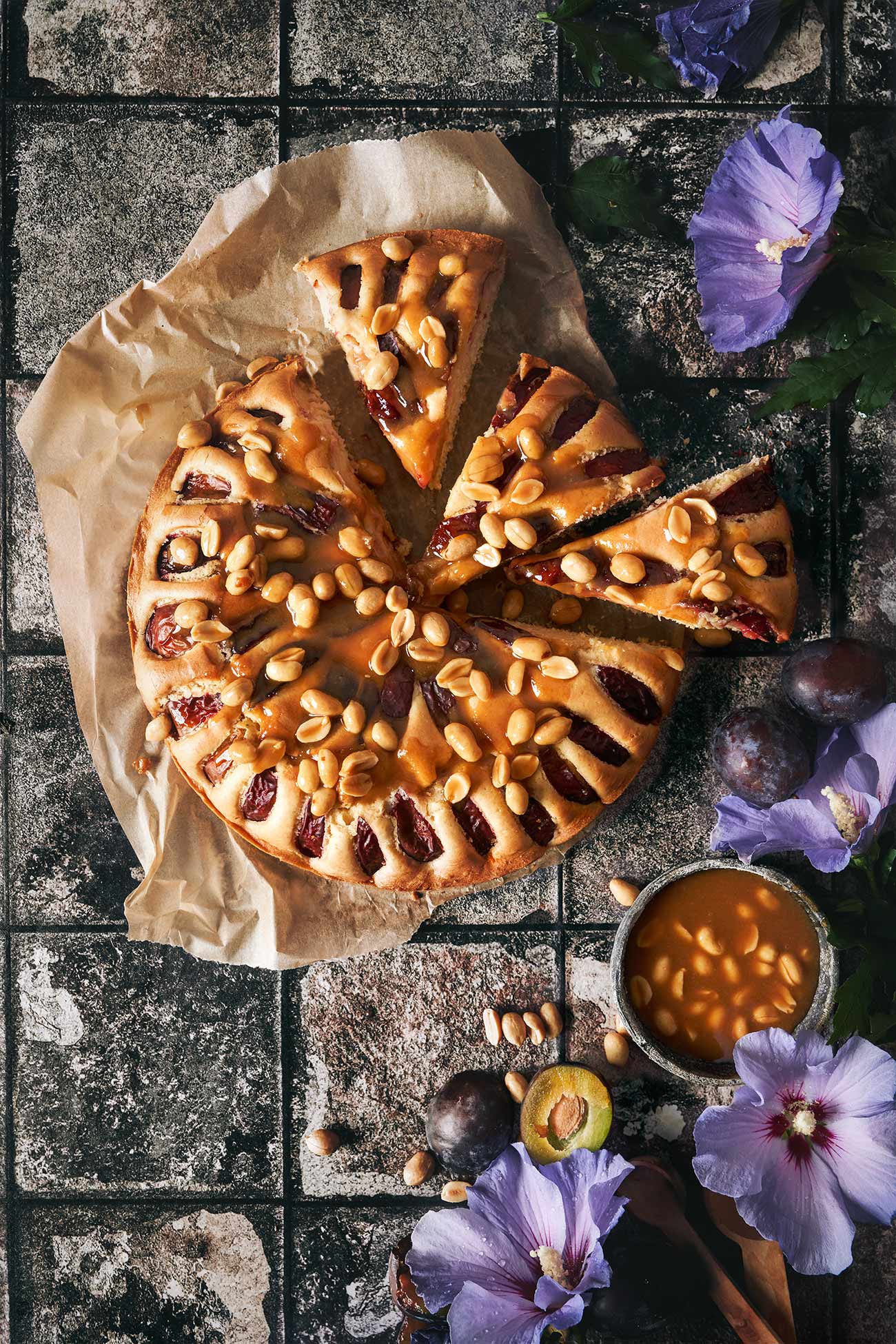 Erdnussbutter-Pflaumenkuchen mit Erdnuss-Karamell - Patrick Rosenthal