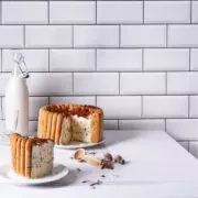 Wer von uns erinnert sich nicht an das unschlagbare Gefühl, als Kind eine Kugel Stracciatella-Eis zu schlecken? Denkt an schmelzende Schokoladenstückchen in cremigem Eis - nur noch besser und in Tortenform!