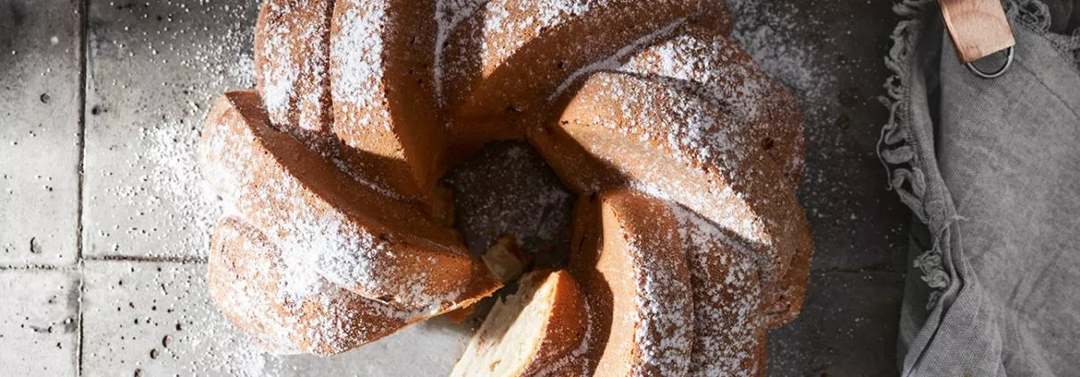 Beim ersten Schnuppern nach dem Öffnen des Backofens breitet sich ein wohltuender Duft von Bananen, gepaart mit der wärmenden Würze des Zimts aus. Ein Aroma, das sofort Bilder von gemütlichen Nachmittagen mit einer Tasse Tee und einem Stück Kuchen im Kopf entstehen lässt.