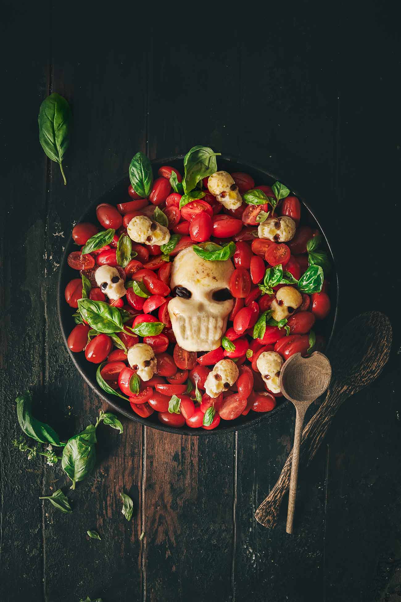 Halloween Caprese-Salat mit Totenkopf-Mozzarella - Patrick Rosenthal