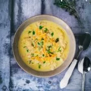 Käsesuppe mit Nudeln und Brokkoli