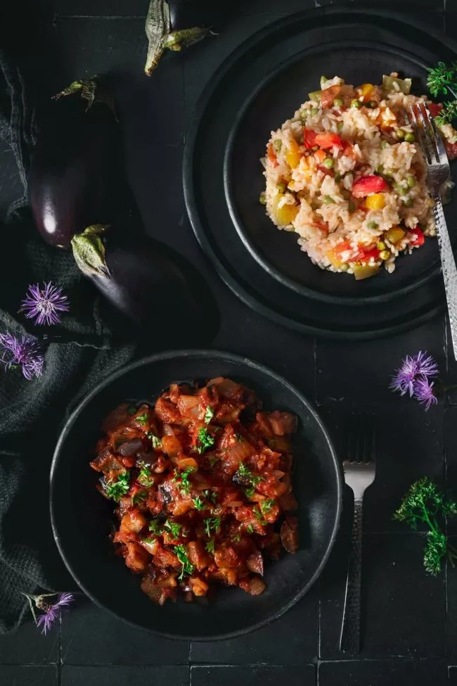 Gebackene Auberginen in Tomatensoße mit Gemüsereis