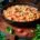 decke dieses schnelle Nudelrezept: Pizza Salami Mac and Cheese mit cremiger Käsesoße, Tomaten und italienischen Gewürzen. Perfekt für jeden Tag!