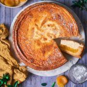 Rahmkuchen mit Aprikosenpudding – ein echter Klassiker